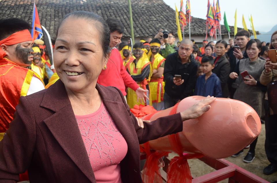 Người dân chen chân chụp ảnh cùng “của quý&#34; dài hơn 1m tại lễ hội táo bạo nhất VN - 8