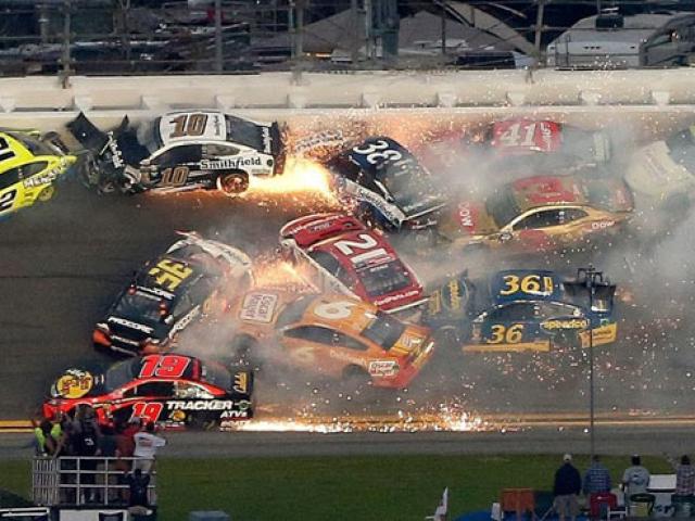 Tai nạn đua kinh hoàng: 18 ”chiến mã” vùi trong khói lửa