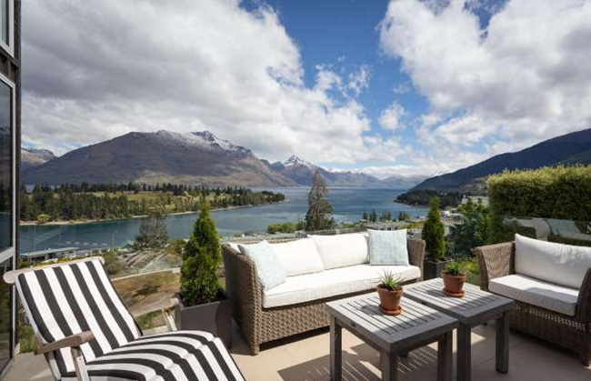 Ngôi nhà ấm cúng ở Queenstown này có khung cảnh tuyệt vời. Nó nằm ngay trên bờ hồ Wakatipu của South Island, với dãy núi Remarkables phủ đầy tuyết, nhưng chỉ cách trung tâm Queenstown 12 phút đi bộ.