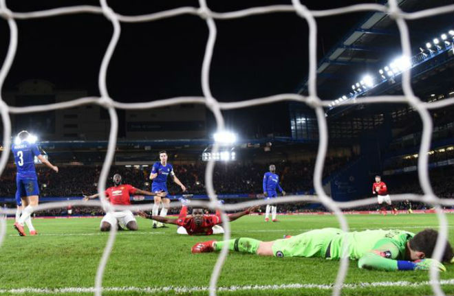 Chelsea thua MU, Sarri bị fan chửi rủa: Ghế nóng chờ Zidane hay Mourinho - 1
