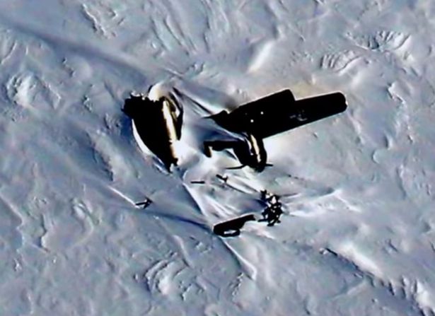 Phát hiện máy bay rơi ở Bắc Cực và điều hãi hùng với những người sống sót - 1