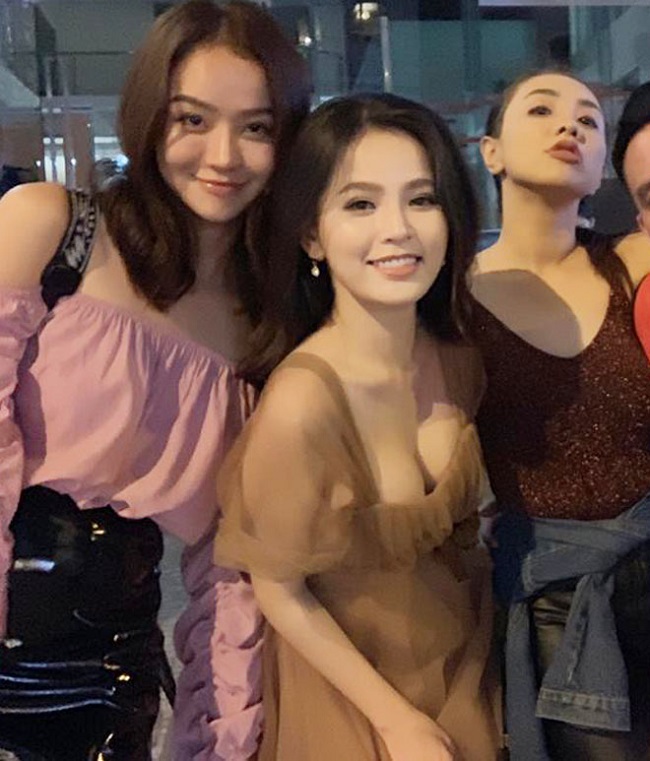 Vốn nổi lên nhờ series hài Ghiền Mì Gõ nhưng Phi Huyền Trang cũng gây chú ý không kém với phong cách sexy ở khắp nơi của mình, từ dự sự kiện đến đi chơi cùng bạn bè. 