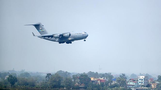 &#39;Ngựa thồ&#39; C-17 chở trực thăng của Tổng thống Mỹ đáp xuống Nội Bài - 3