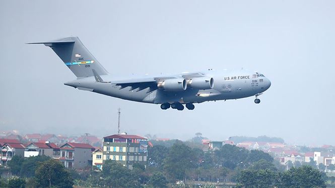 &#39;Ngựa thồ&#39; C-17 chở trực thăng của Tổng thống Mỹ đáp xuống Nội Bài - 4