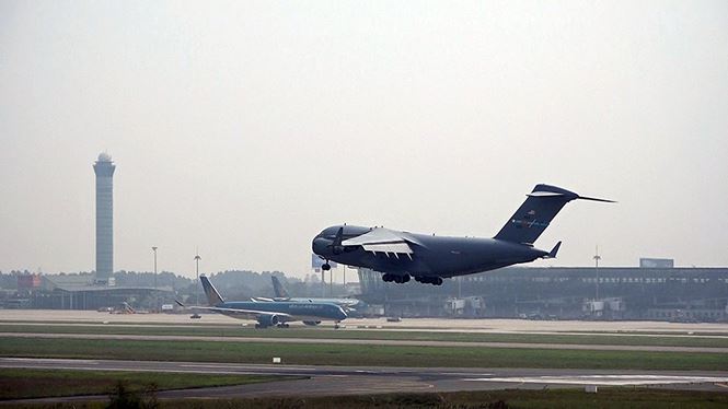 &#39;Ngựa thồ&#39; C-17 chở trực thăng của Tổng thống Mỹ đáp xuống Nội Bài - 5