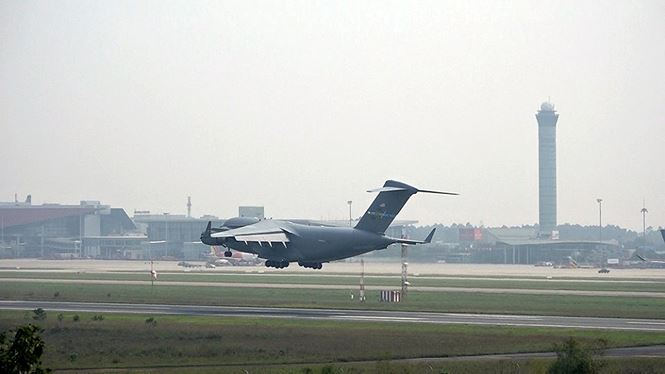 &#39;Ngựa thồ&#39; C-17 chở trực thăng của Tổng thống Mỹ đáp xuống Nội Bài - 6