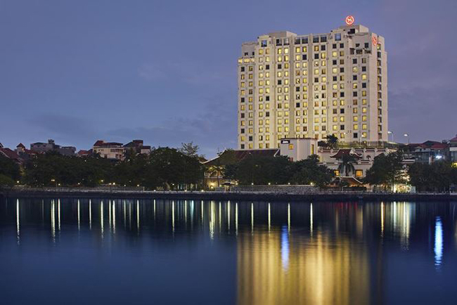 4, Khách sạn Sheraton.&nbsp;Khách sạn Sheraton sang trọng với tầm nhìn tuyệt đẹp bao quát toàn bộ Hồ Tây đã trở thành địa điểm lý tưởng được lựa chọn của nhiều nguyên thủ khi tới Việt Nam trong hội nghị APEC năm 2006 và nhiều chính trị gia nổi tiếng khác.
