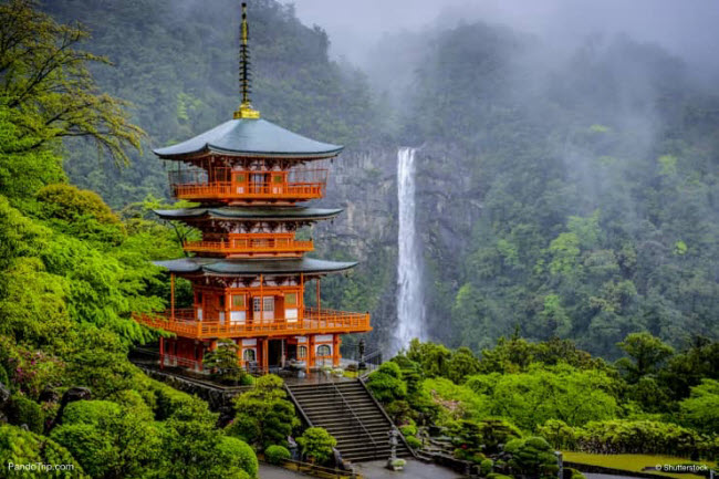 3. Thác Nachi: Một trong những phong cảnh thiên nhiên xuất hiện nhiều nhất trong nghệ thuật Nhật Bản là thác nước và nổi tiếng nhất là thác Nachi. Khu vực trở thành một trung tâm tôn giáo và tín ngưỡng từ khi Nhật Bản có cư dân đầu tiên.