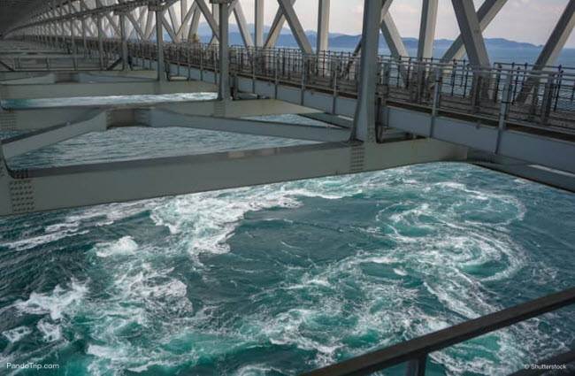Tại eo biển Naruto, du khách có cơ hội tận mắt chứng kiến xoáy nước xuất hiện ở bất cứ đâu với đường kính khoảng 20m. Hiện tượng này hình thành do thủy triều dâng cao tại khu vực eo biển hẹp.