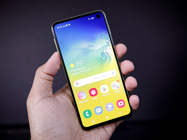 Samsung Galaxy S10e đẹp thế này, iPhone Xr còn ế dài