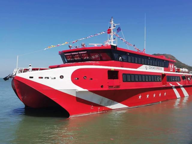CLIP: Tàu cao tốc Côn Đảo chở hơn 500 khách gặp sự cố trên biển