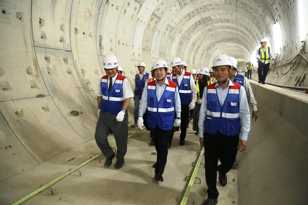 Lãnh đạo TP.HCM đi bộ xuyên lòng đất ở trung tâm để kiểm tra dự án metro - 1