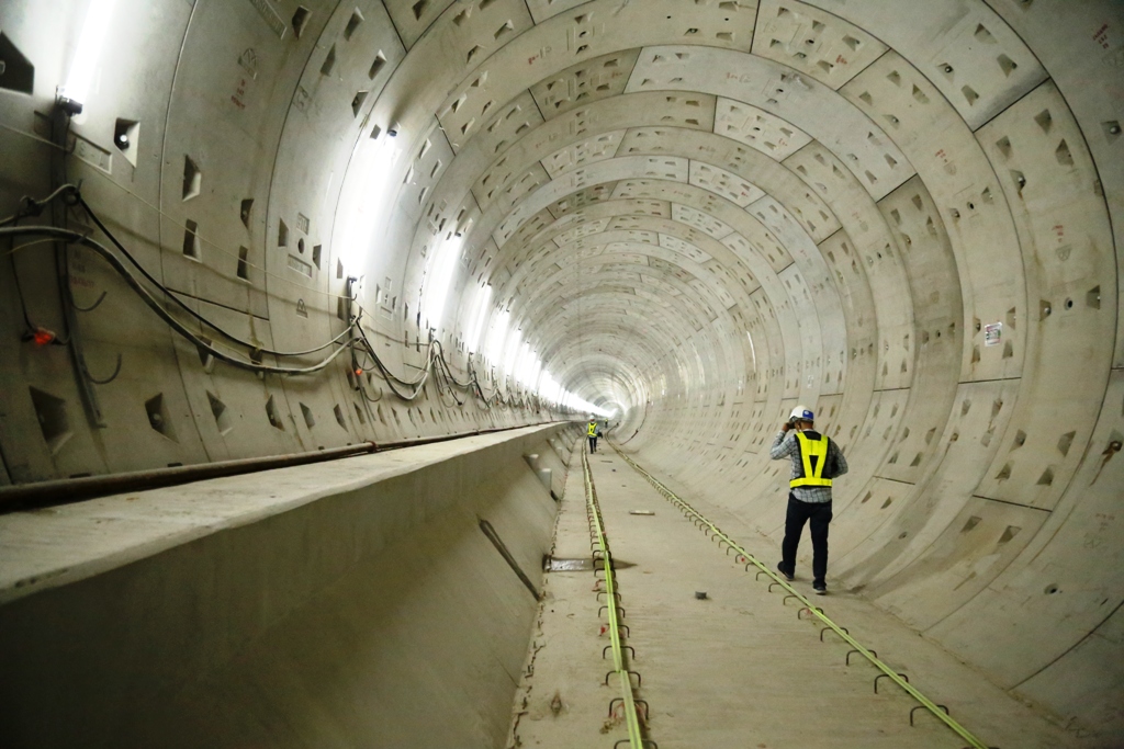 Lãnh đạo TP.HCM đi bộ xuyên lòng đất ở trung tâm để kiểm tra dự án metro - 2