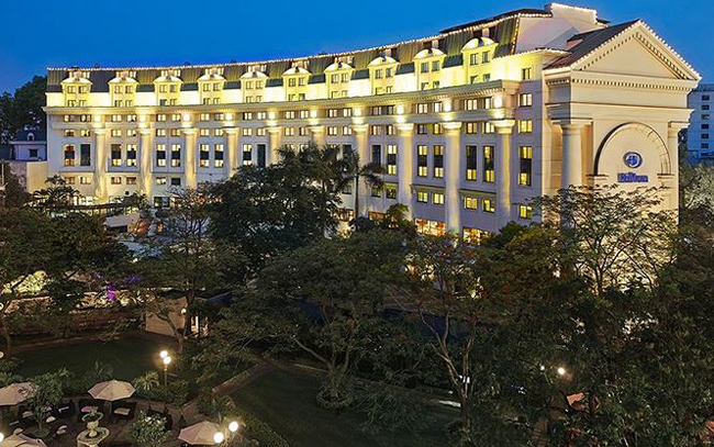 5, Khách sạn Hilton Opera.&nbsp;Khách sạn Hilton Opera là một trong 500 khách sạn hàng đầu thế giới do tạp chí Travel &amp; Leisure (Mỹ) số tháng 1/2011 bình chọn. Khách sạn được đưa vào hoạt động từ năm 1999 với lối kiến trúc mang đậm nét cổ kính, thanh lịch nằm ngay tại vị trí nổi bật bên cạnh công trình mang tính biểu tượng Hà Nội – Nhà Hát Lớn.
