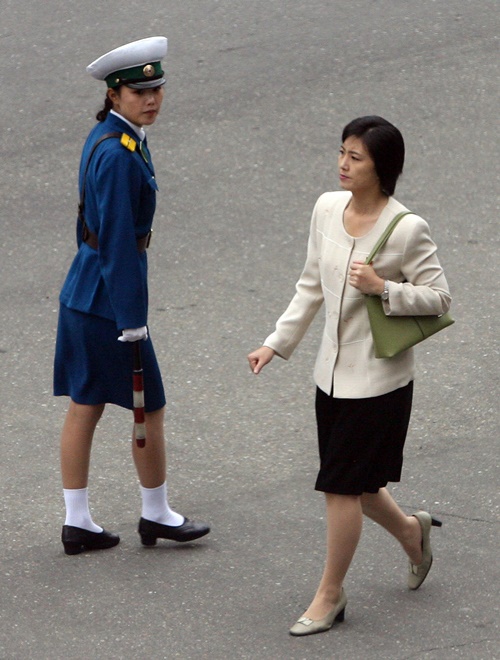 Vì sao phu nhân ông Kim Jong-un là &#34;biểu tượng thời trang Triều Tiên&#34;? - 1