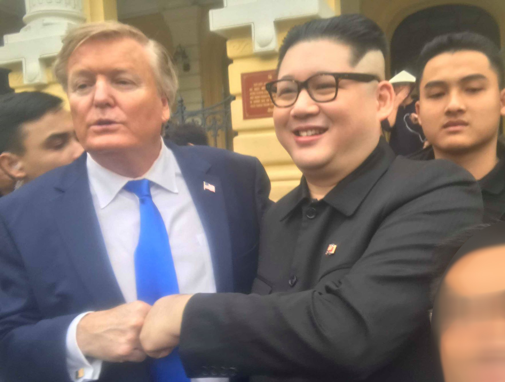 Bản sao ông Donald Trump và ông Kim Jong-un bị vây kín trên phố Hà Nội - 2