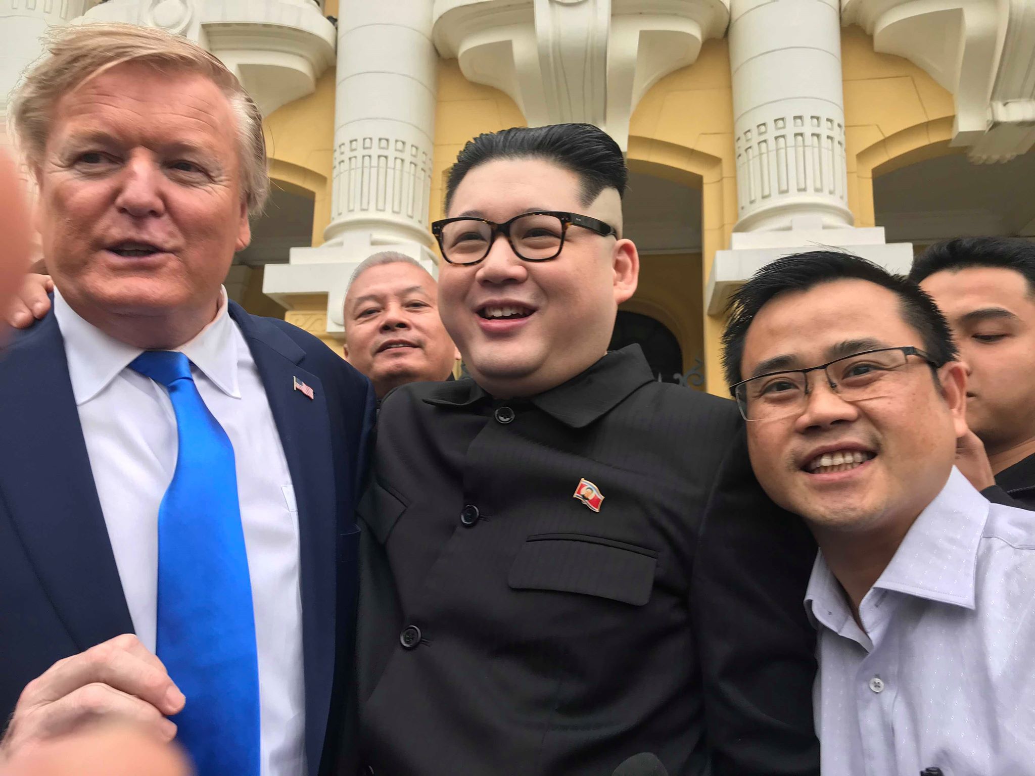 Bản sao ông Donald Trump và ông Kim Jong-un bị vây kín trên phố Hà Nội - 3