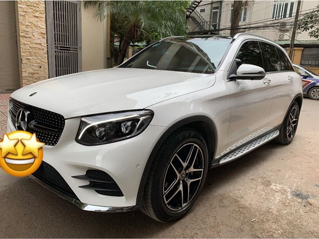 Cuối năm 2018, nam diễn viên rao bán chiếc xe Mercedes-Benz GLC300 màu trắng để "dọn đường" sắm xe mới.