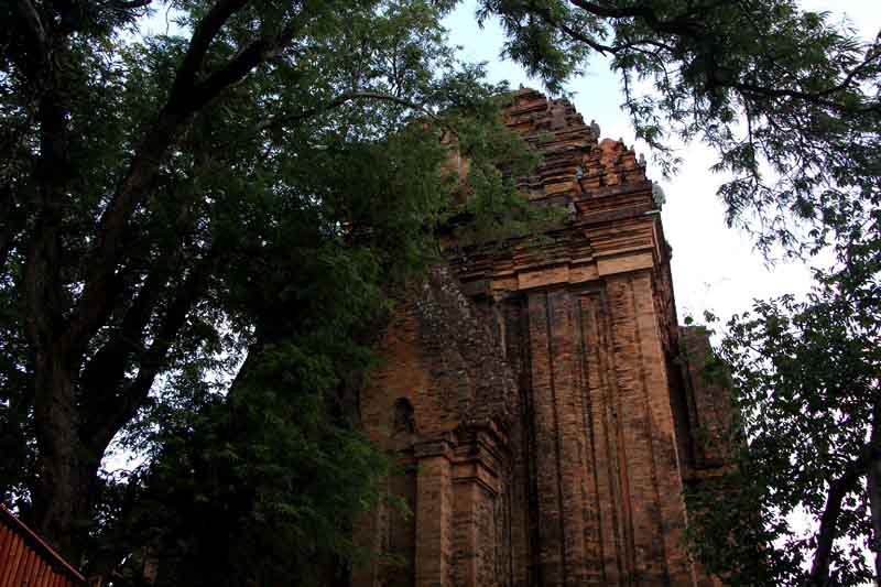 Tháp bà Ponagar - kiến trúc Chăm cổ kính ngay thành phố Nha Trang - 2