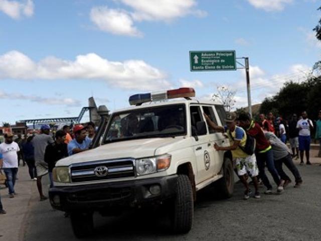 Quân đội Venezuela nổ súng vào phe đối lập, hàng chục người thương vong