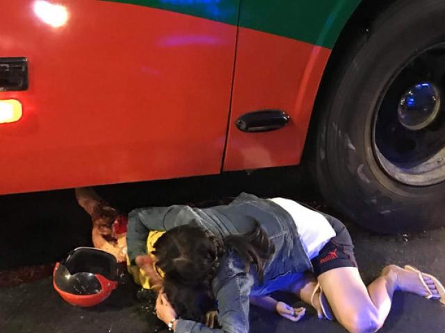 Người mẹ gào khóc ôm con gái đang hấp hối dưới bánh xe khách