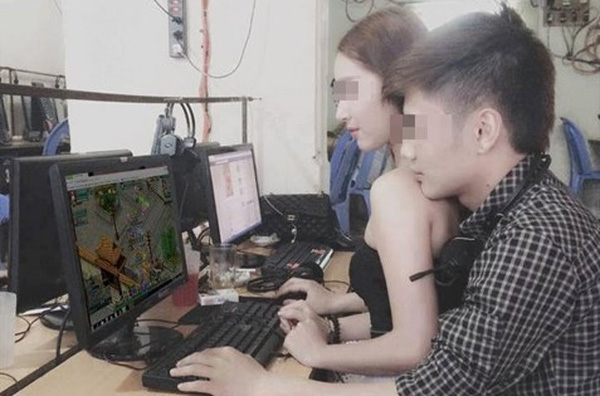 Gái trẻ cố &#34;gạ gẫm&#34; bạn trai mải chơi game và nhận cái kết đắng - 1