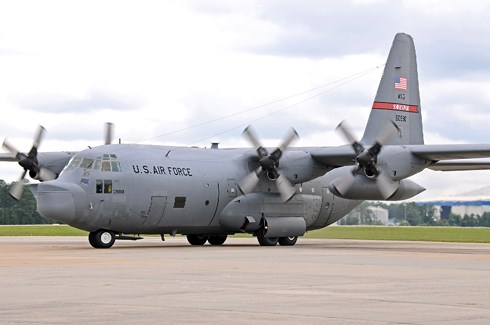 Máy bay C-130 Hercules của Mỹ vừa hạ cánh xuống Nội Bài &#34;khủng&#34; cỡ nào? - 2