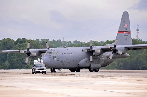 Máy bay C-130 Hercules của Mỹ vừa hạ cánh xuống Nội Bài &#34;khủng&#34; cỡ nào? - 3