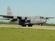 Thế giới - Máy bay C-130 Hercules của Mỹ vừa hạ cánh xuống Nội Bài &quot;khủng&quot; cỡ nào?