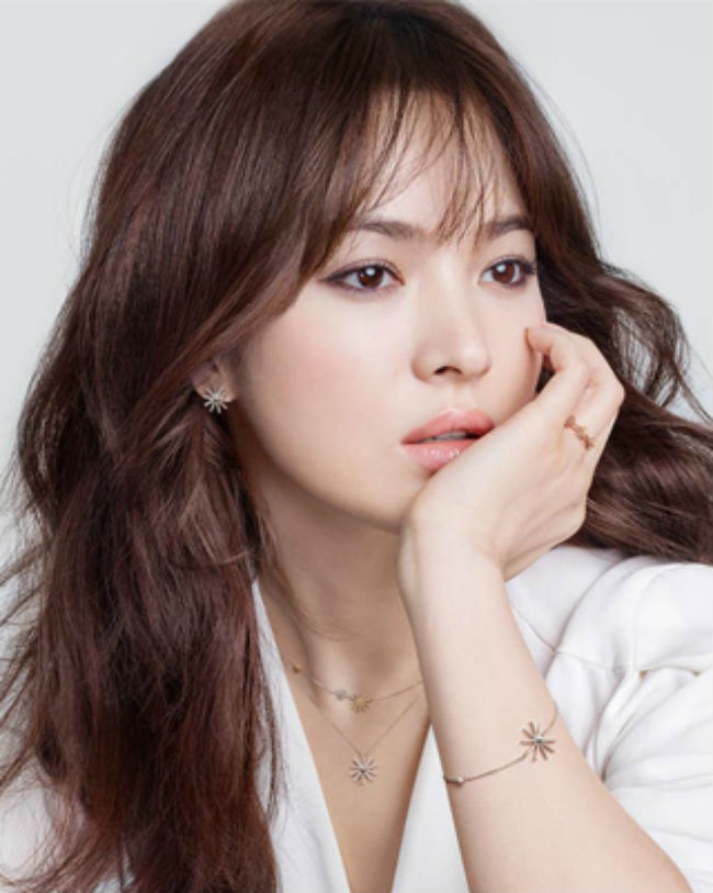 Song Hye Kyo không chỉ xinh đẹp mà còn trẻ lâu, nhiều người ví cô như trường hợp lão hóa ngược khi ngày càng trẻ ra.
