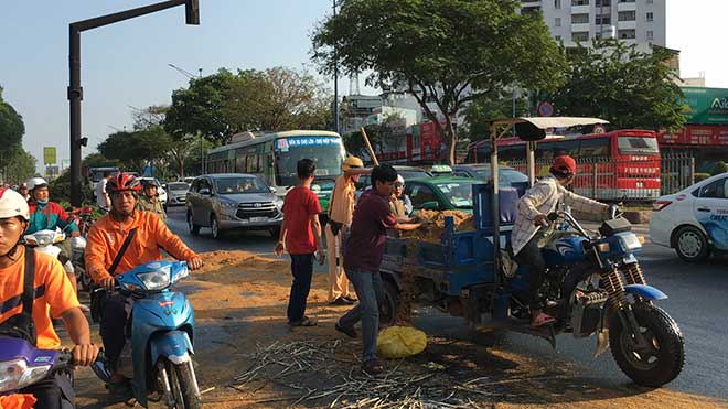 Cảnh sát giao thông TP.HCM rải cát, dọn đường cho dân đi - 2