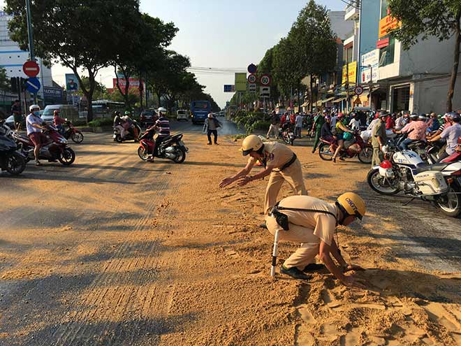 Cảnh sát giao thông TP.HCM rải cát, dọn đường cho dân đi - 4