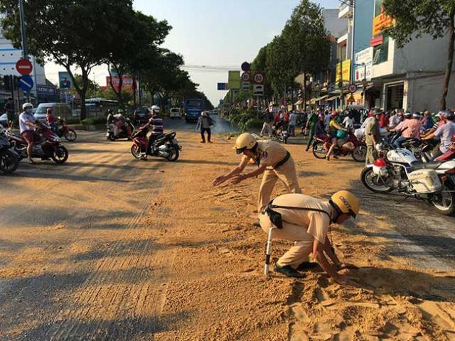 Cảnh sát giao thông TP.HCM rải cát, dọn đường cho dân đi