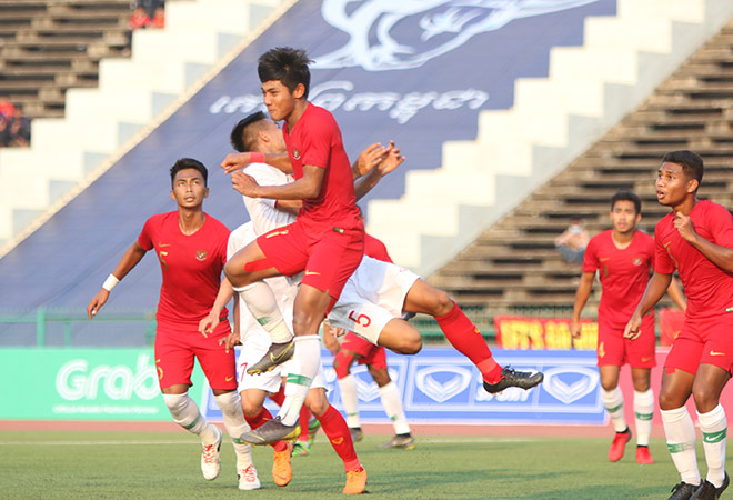 Indonesia “đấu võ” trên sân, U22 Việt Nam bị trọng tài từ chối cơ hội ghi bàn - 10