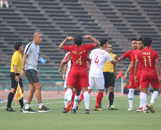 Indonesia “đấu võ” trên sân, U22 Việt Nam bị trọng tài từ chối cơ hội ghi bàn - 14