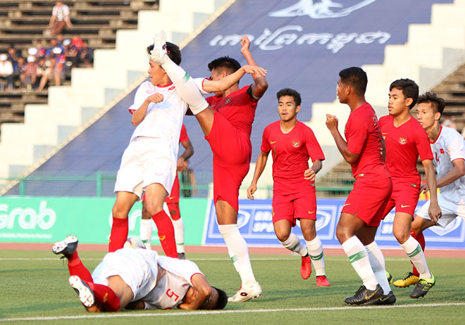 Indonesia “đấu võ” trên sân, U22 Việt Nam bị trọng tài từ chối cơ hội ghi bàn - 7