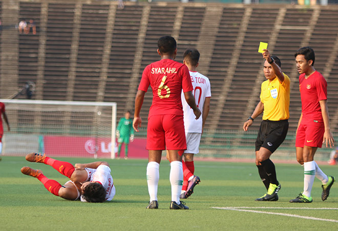 Indonesia “đấu võ” trên sân, U22 Việt Nam bị trọng tài từ chối cơ hội ghi bàn - 8