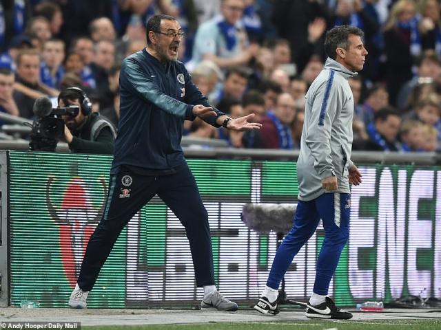 Chelsea thua Man City Cúp Liên đoàn: HLV Sarri bị học trò ”bật” trên sân