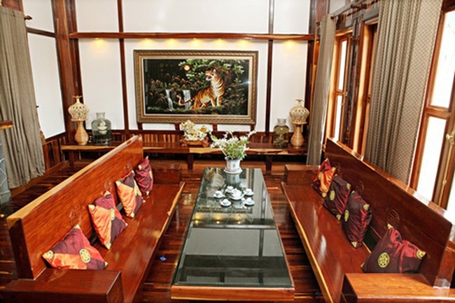 Phòng khách trong căn biệt thự cũng được phủ toàn gỗ quý.