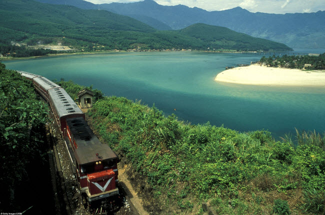 Một đoàn tàu chạy dọc bờ biển có phong cảnh tuyệt đẹp ở Việt Nam.