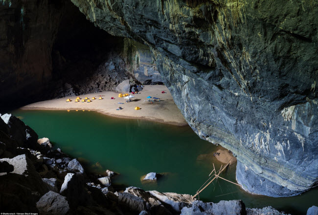 Bức ảnh được chụp tại lối vào của hang Sơn Đoòng trong Vườn quốc gia Phong Nha - Kẻ Bàng. Đây là hang động lớn nhất thế giới.