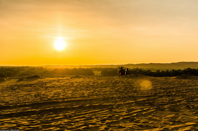 Mặt trời lặn trên những cồn cát trắng tại bãi biển Mũi Né.