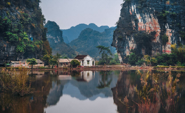 Các ngôi nhà nhỏ được xây dựng sát hồ nước ở tỉnh Ninh Bình.