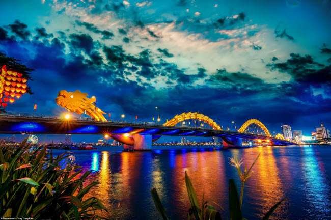Cầu Rồng được thắp sáng vào buổi tối tại thành phố Đà Nẵng.