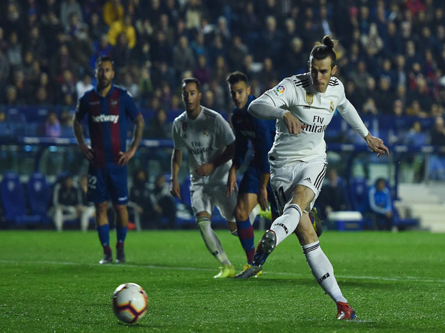 Levante - Real Madrid: ”Sống” nhờ VAR & 2 chiếc thẻ đỏ