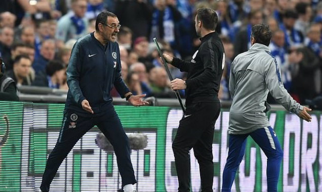 Thủ môn Chelsea &#34;bật lệnh&#34; HLV Sarri: CHÍNH THỨC nhận án phạt - 3