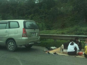 Tin tức trong ngày - Lại xuất hiện nhóm người “liều mạng&quot; trải chiếu ăn nhậu trên cao tốc Nội Bài-Lào Cai