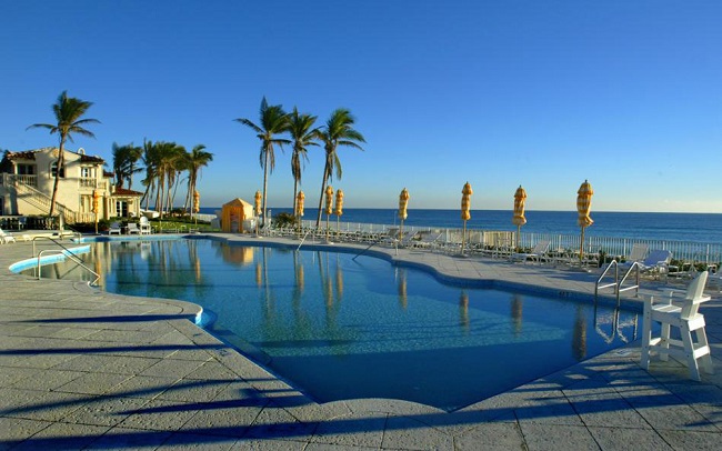 Dù xung quanh Mar-a-Lago là bãi biển rộng tuyệt đẹp, câu lạc bộ vẫn có bể bơi ngoài trời, nơi các thành viên có thể thư giãn, tận hưởng.