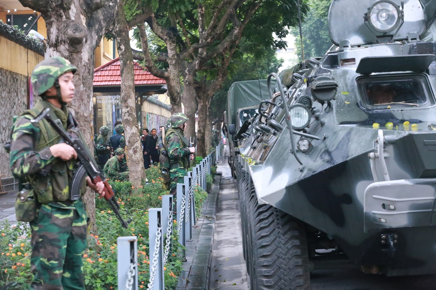 Xe thiết giáp trang bị vũ khí hạng nặng xuất hiện trên phố Hà Nội - 1