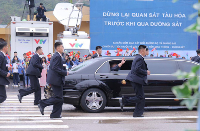 Siêu xe chở Chủ tịch Kim Jong Un vừa đến Việt Nam chống bom đạn siêu hạng cỡ nào? - 3